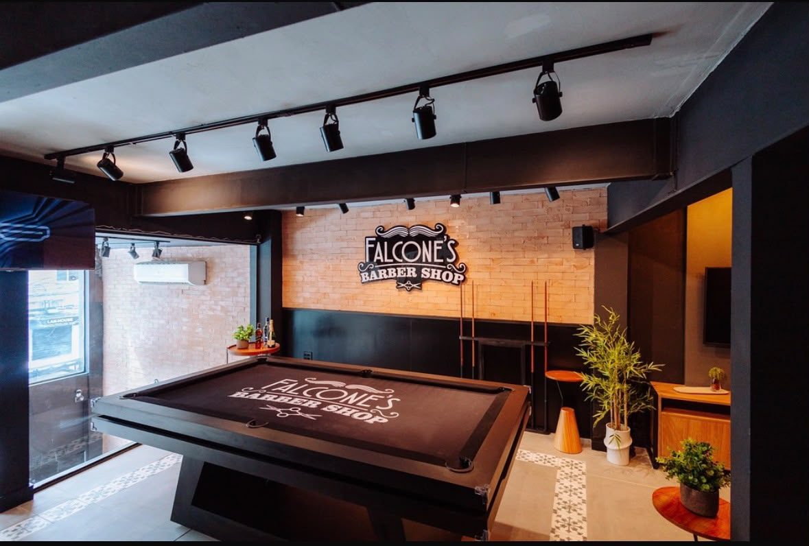 Cadeiras de atendimento reformadas na Falcone's Barber Shop