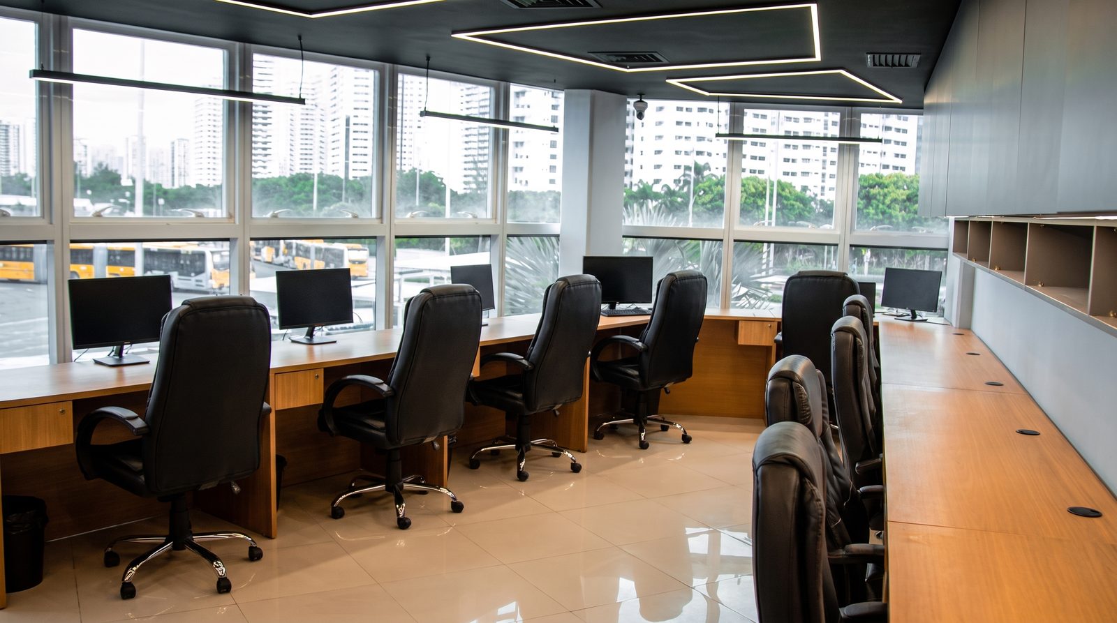 Sala de trabalho corporativa da Master Shipping reformada pela Exclusive Engenharia