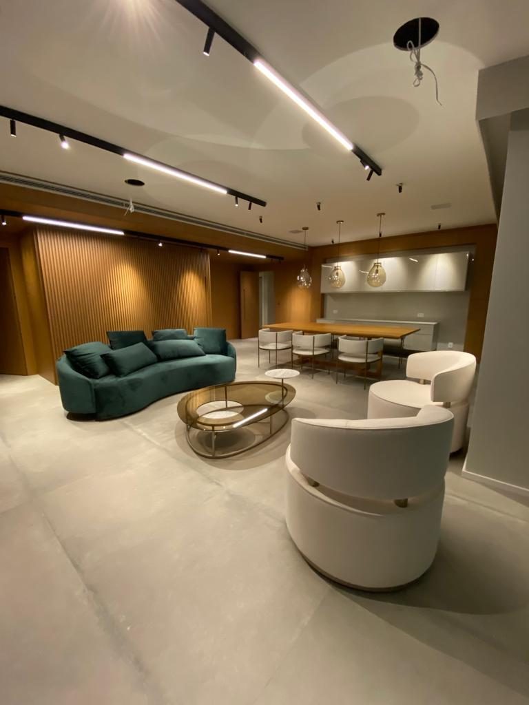 Sala de estar reformada no Fontvielle Península pela Exclusive Engenharia
