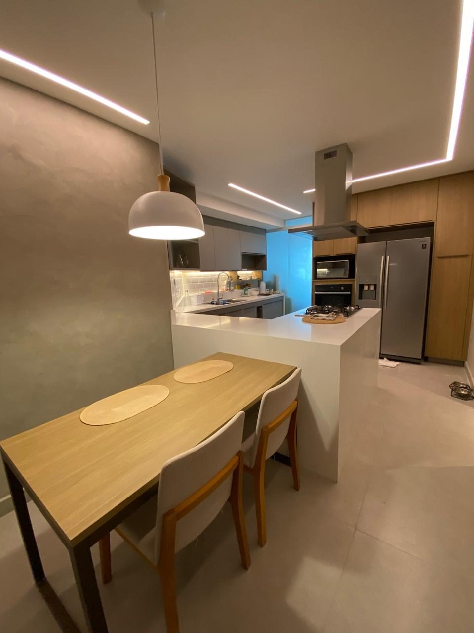 Lavabo reformado com acabamento em mármore e metais dourados no Península, Barra da Tijuca