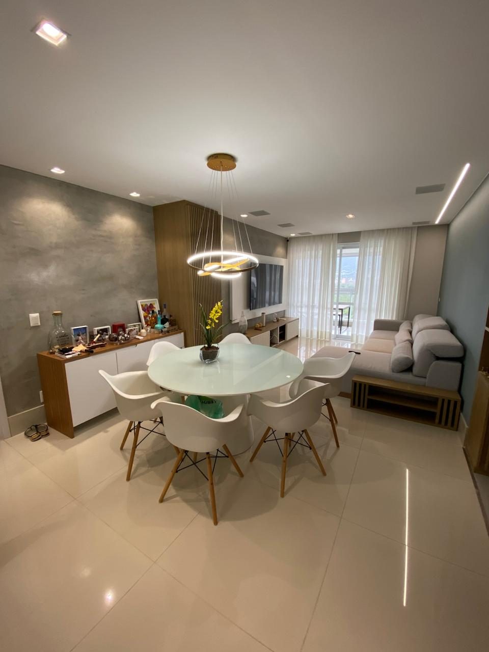 Sala de estar e jantar integradas reformadas no Soul Peninsula, Barra da Tijuca